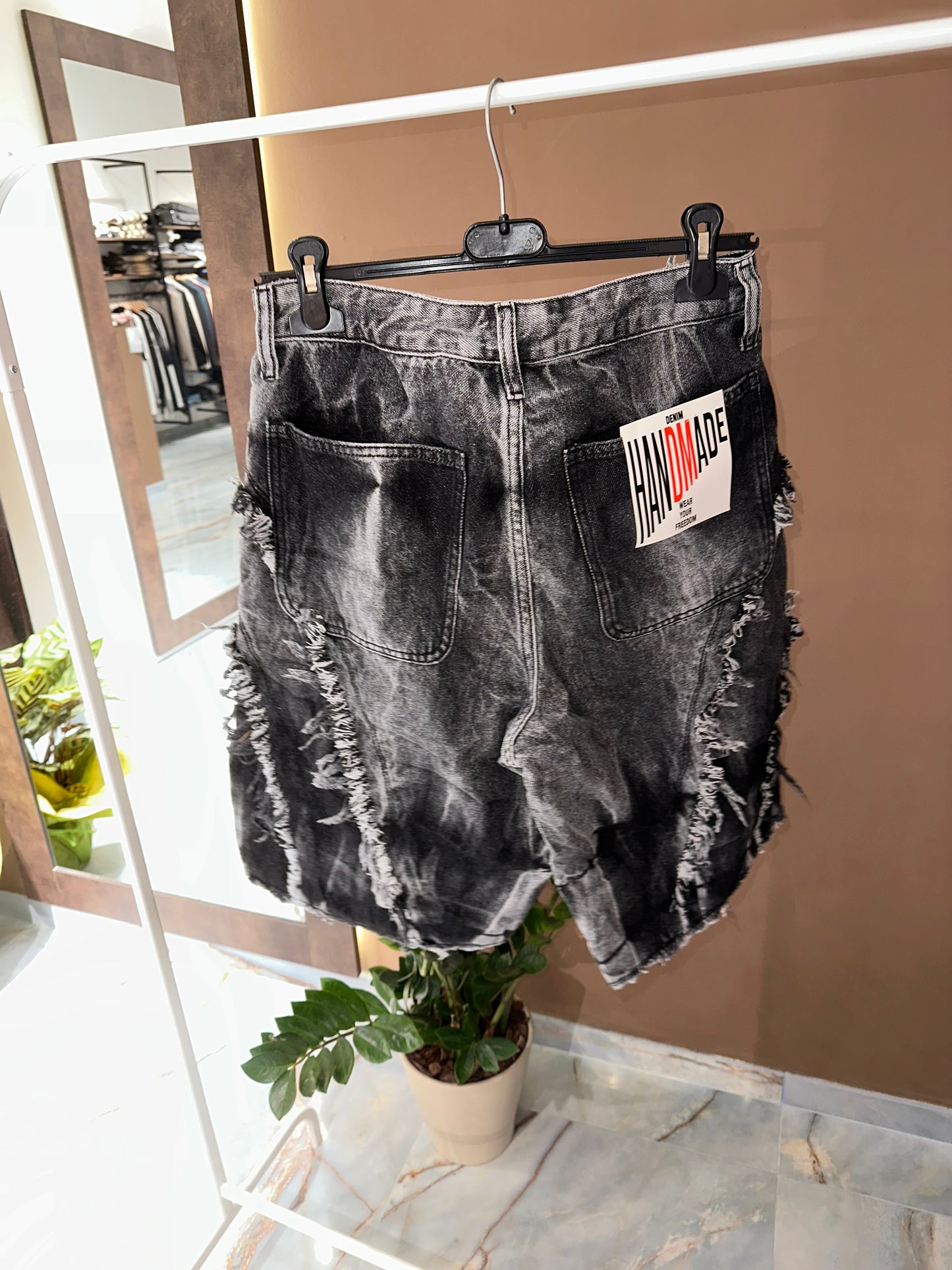 SHORTS LINEE SFILACCIATE