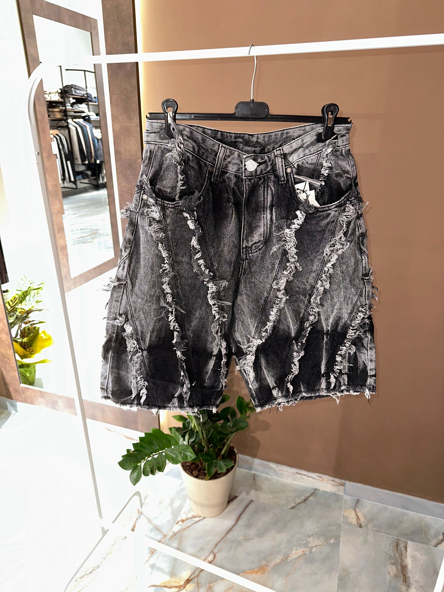 SHORTS LINEE SFILACCIATE