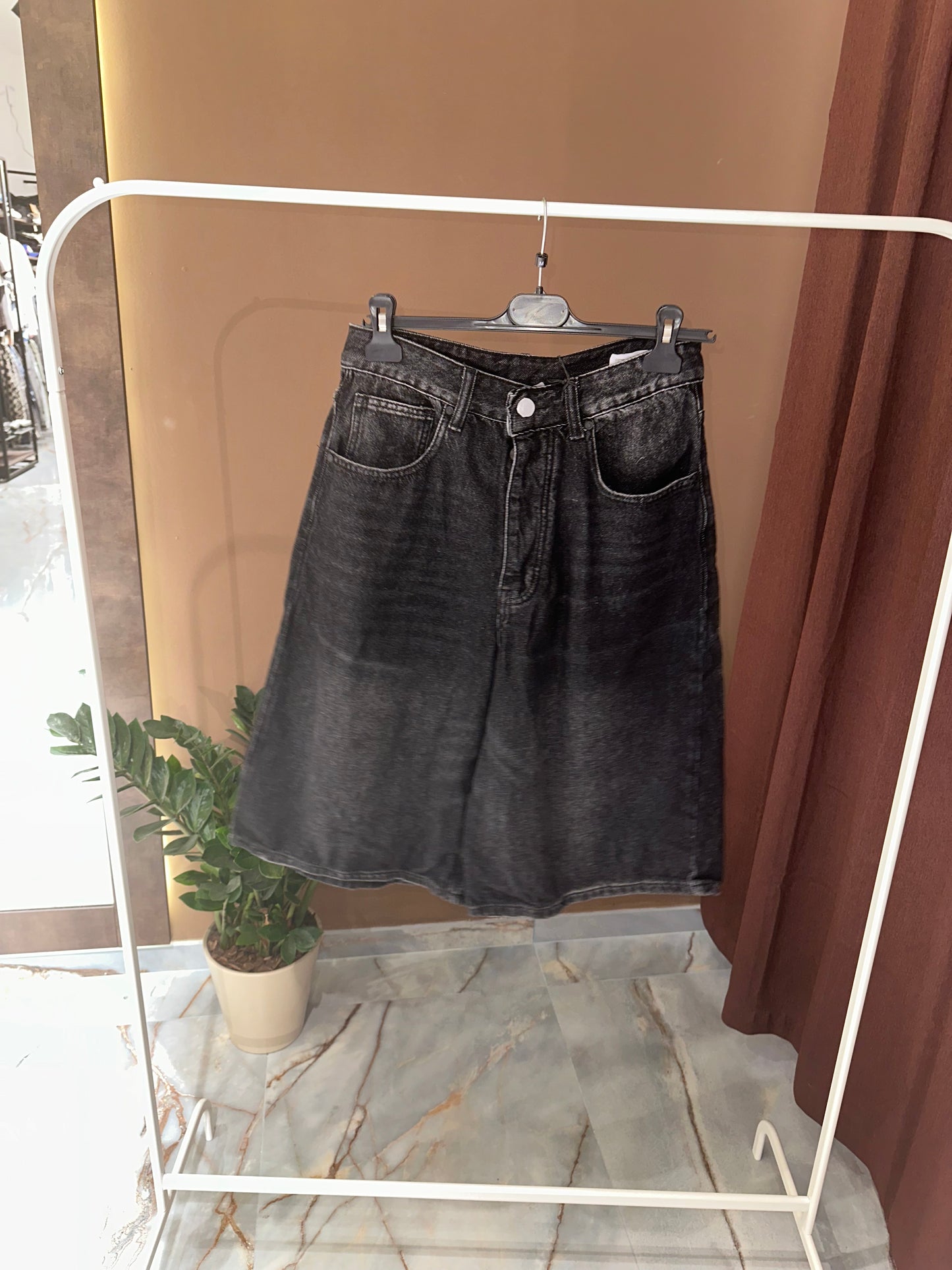 BERMUDA BLACK