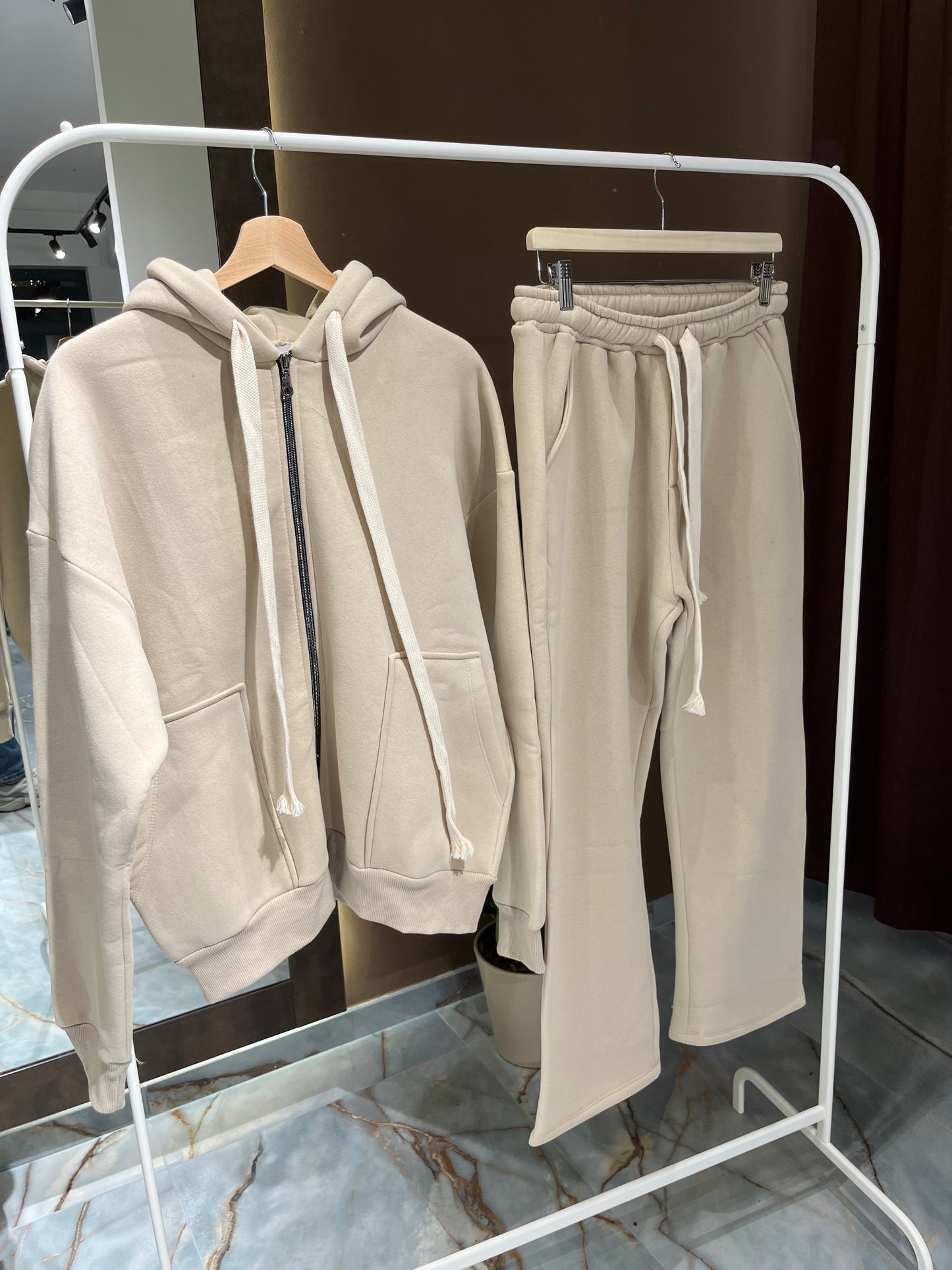 TUTA BEIGE CON ZIP