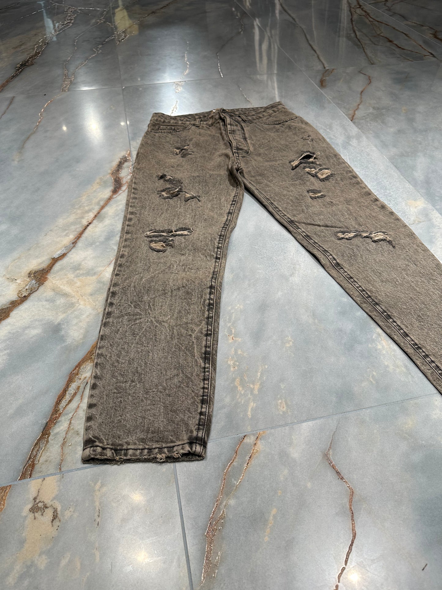 JEANS SABBIATO CON STRAPPI